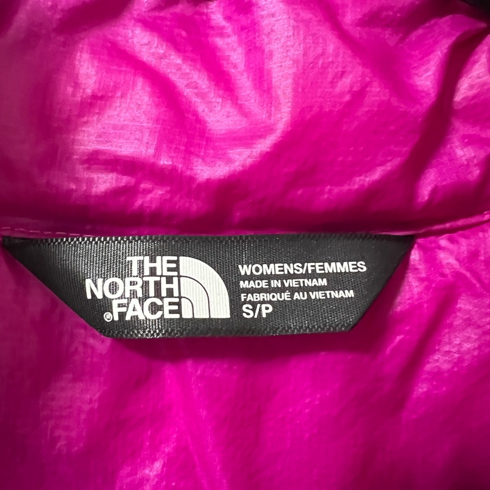 The North Face Women's Fuchsia Puffer Jacket size SP - Picture 4 of 4